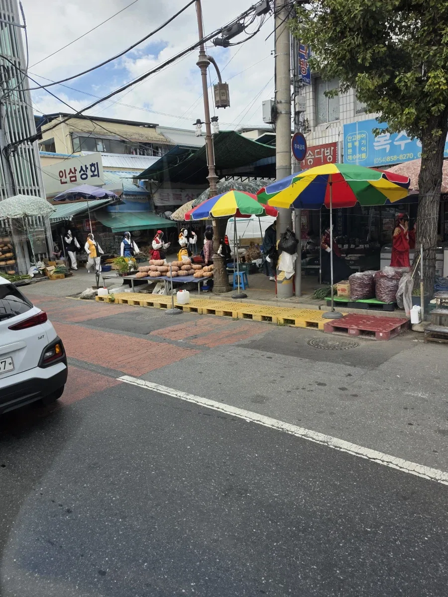 시내에 돌아다니는 이상한 차림새의 사람들 - 이미지 4