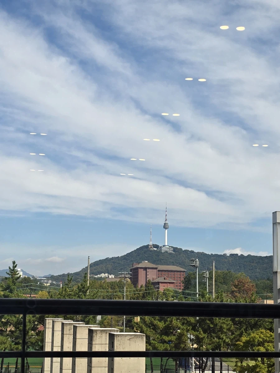 국중박 식당에서 남산타워보이네