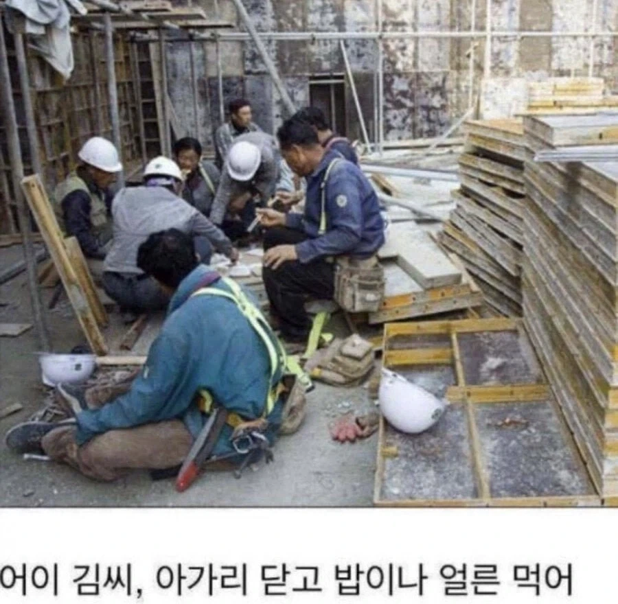 ???: 아니 3년뒤에 HBM이 상용화 되고 이재용 정의선 젠슨황이 치킨을