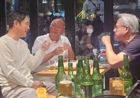 ???: 아니 3년뒤에 HBM이 상용화 되고 이재용 정의선 젠슨황이 치킨을 - 이미지 3