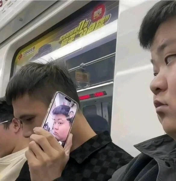 영상 통화중인 옆 사람