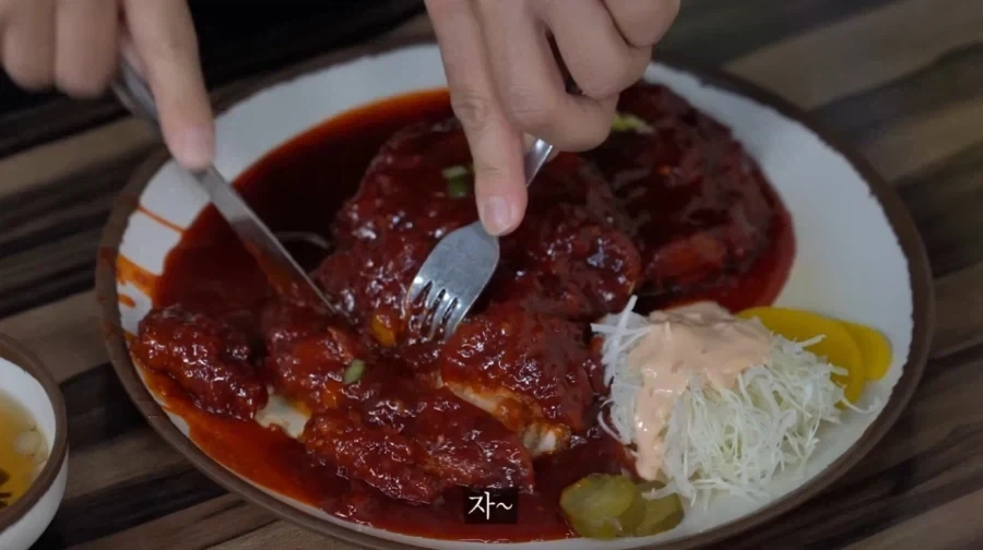 디진다 돈까스를 먹는 장면