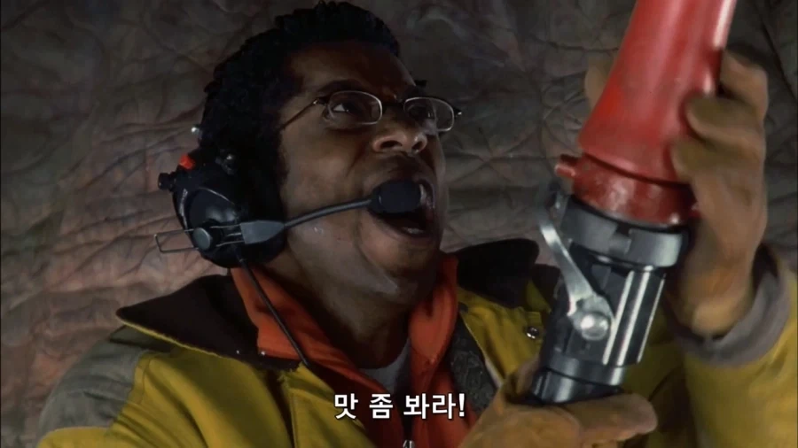 영화속 외계인 구멍을 쑤시는 장면 - 이미지 4