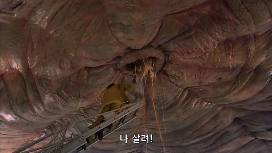 영화속 외계인 구멍을 쑤시는 장면 - 이미지 8