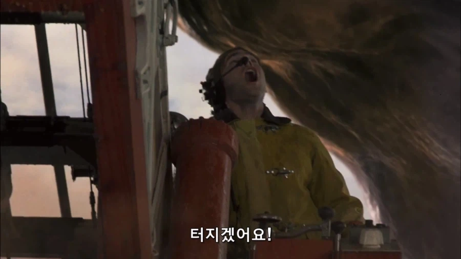 영화속 외계인 구멍을 쑤시는 장면 - 이미지 10