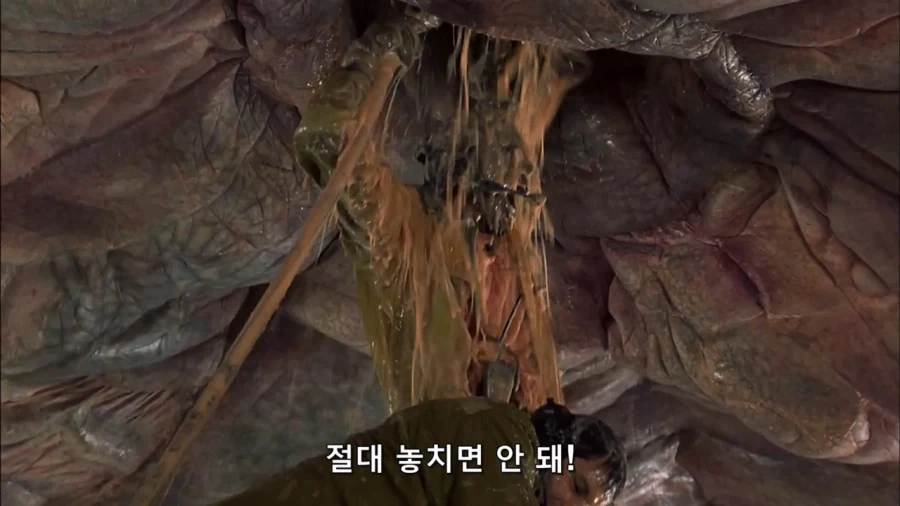 영화속 외계인 구멍을 쑤시는 장면 - 이미지 11