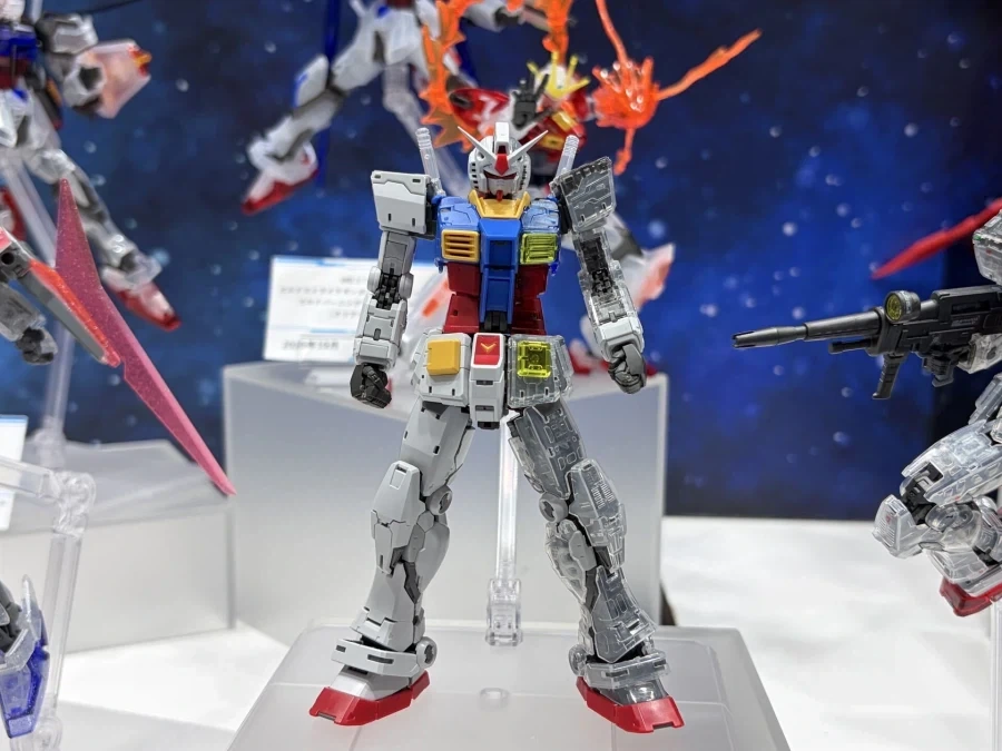 RG 퍼스트 건담 2.0 노멀 + 클리어 컬러 조합 전시 사진 - 이미지 2