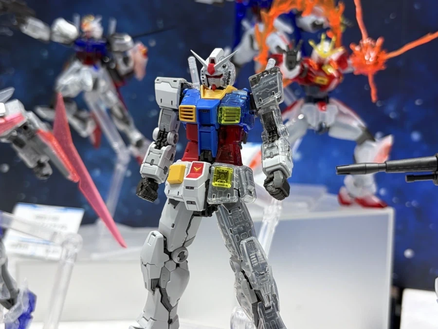 RG 퍼스트 건담 2.0 노멀 + 클리어 컬러 조합 전시 사진 - 이미지 3