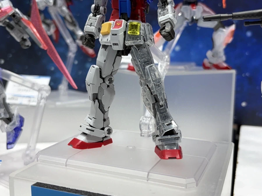 RG 퍼스트 건담 2.0 노멀 + 클리어 컬러 조합 전시 사진 - 이미지 4