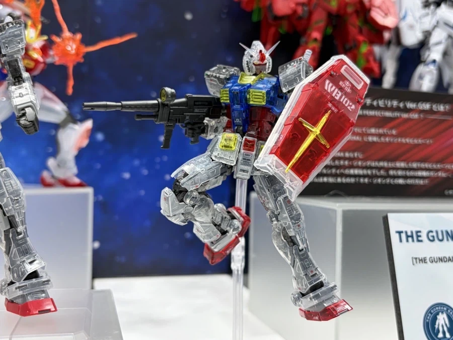 RG 퍼스트 건담 2.0 노멀 + 클리어 컬러 조합 전시 사진 - 이미지 5