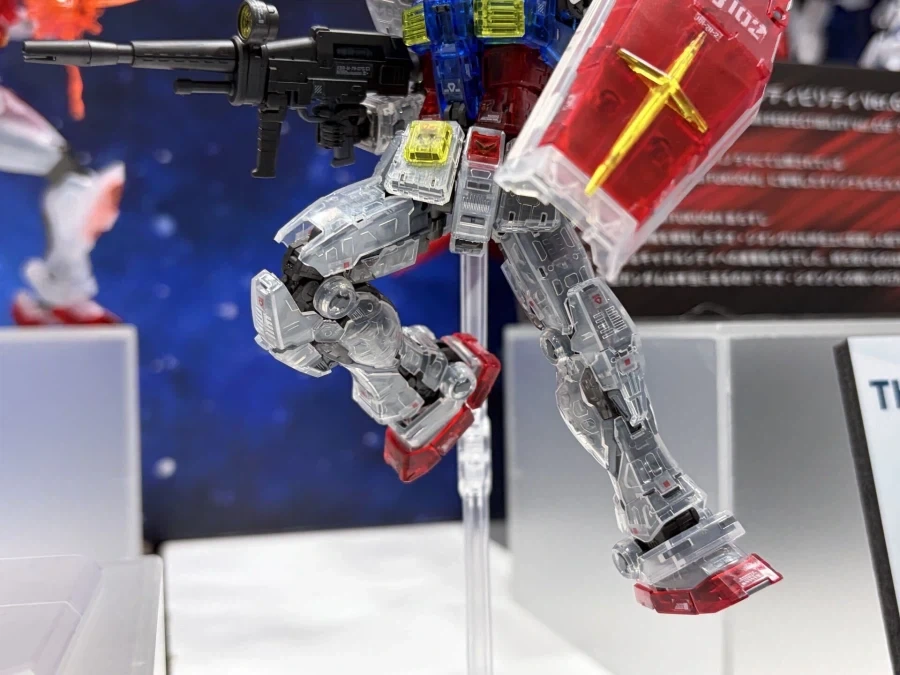RG 퍼스트 건담 2.0 노멀 + 클리어 컬러 조합 전시 사진 - 이미지 7