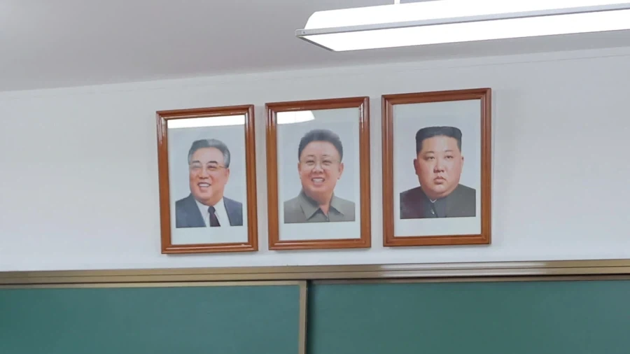 드디어 북한의 김정은을 사진으로 영접한 탈북민 - 이미지 3
