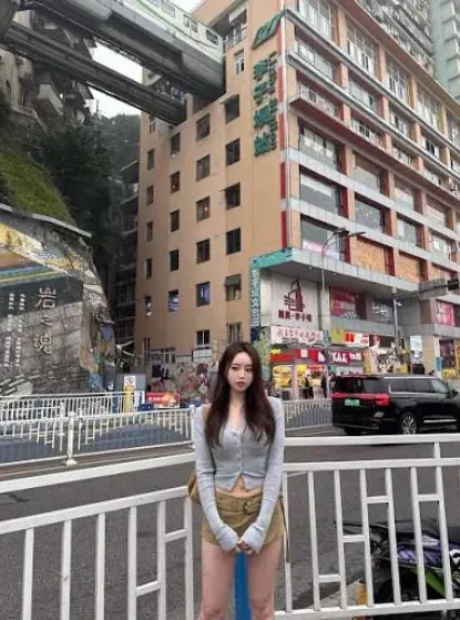 주상복합 아파트 안을 뚫고 지나가게 만들어진 지하철 역.jpg - 이미지 7