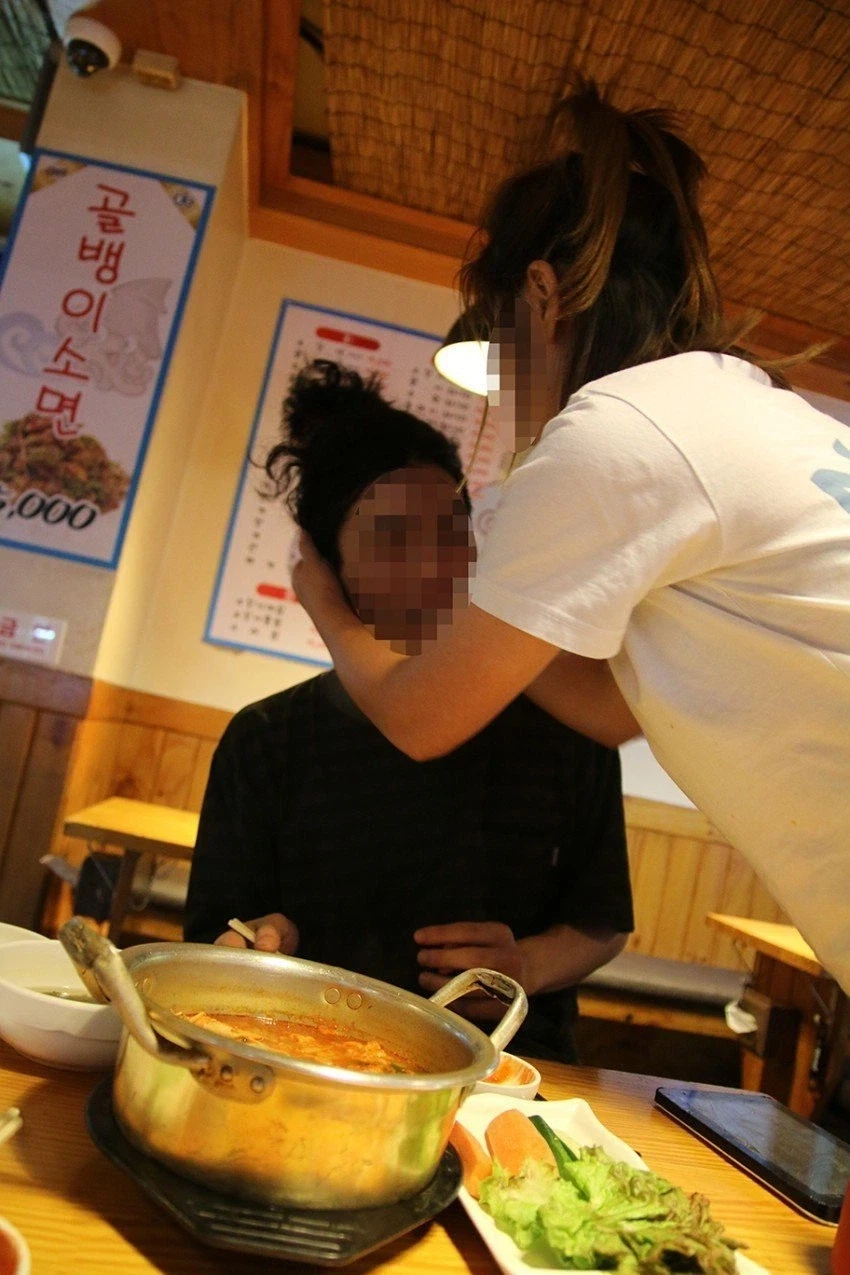 술마시는데 어떤 여자가 자꾸 같이 마시자는 이유가 - 이미지 3