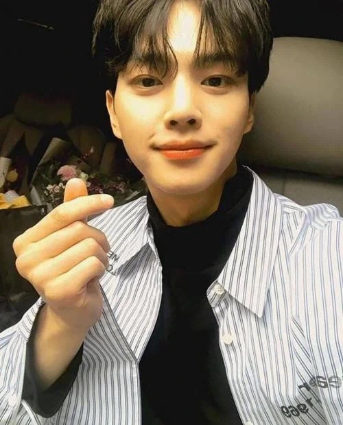 ??? : 내 얼굴에 자신 없어 모자쓰고 다녔다 - 이미지 3