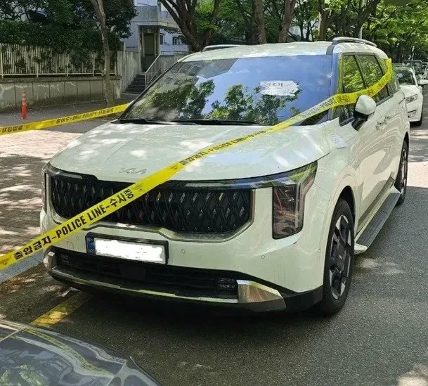 공짜 주차 하려고 과학수사 하는 것처럼 꾸며놓은 카니발.jpg