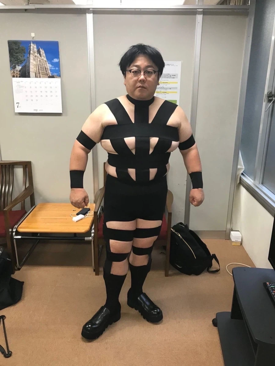 끈으로 만든 옷 입었는데 가슴이 낀다는 사람