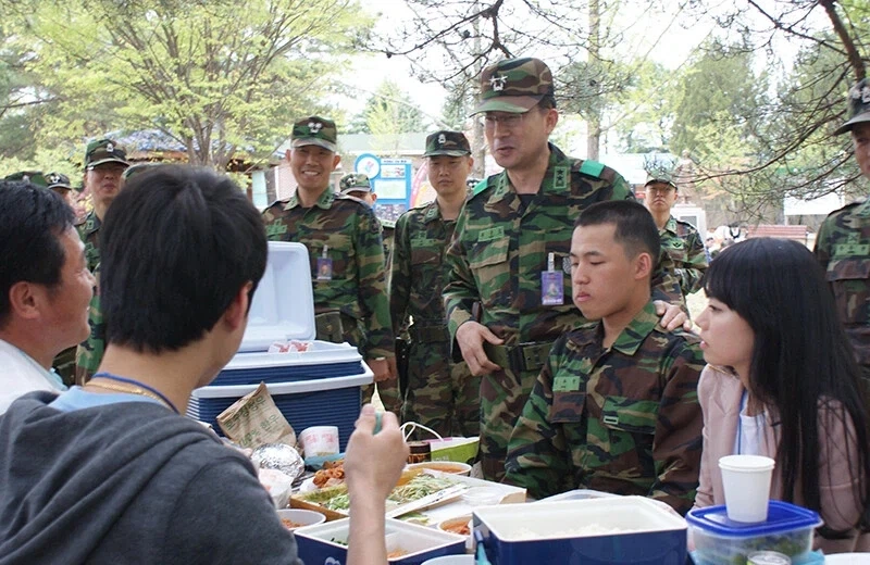 오빠, 왜 갑자기 음식을 안씹어?