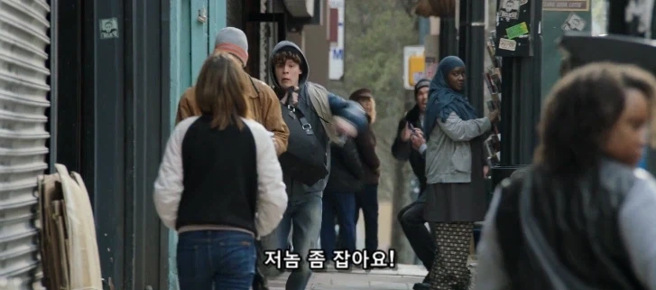 스파이더맨의 정체가 알려진 뒤 피터가 겪은 일들 - 이미지 3