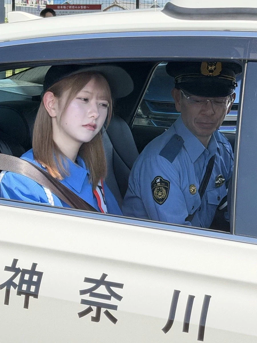 일본경찰 체험중인 AKB48 멤버 - 이미지 2