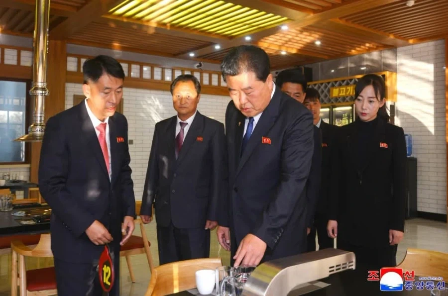 불고기 식당 오프닝에 대규모로 동원된 인파 - 이미지 3