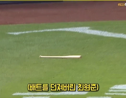 경기 중 선수들을 집합시킨 장성우 - 이미지 4
