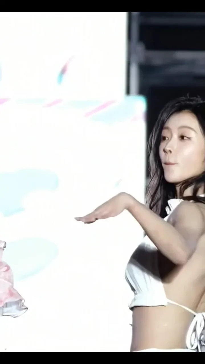 호불호 갈리는 복장 gif