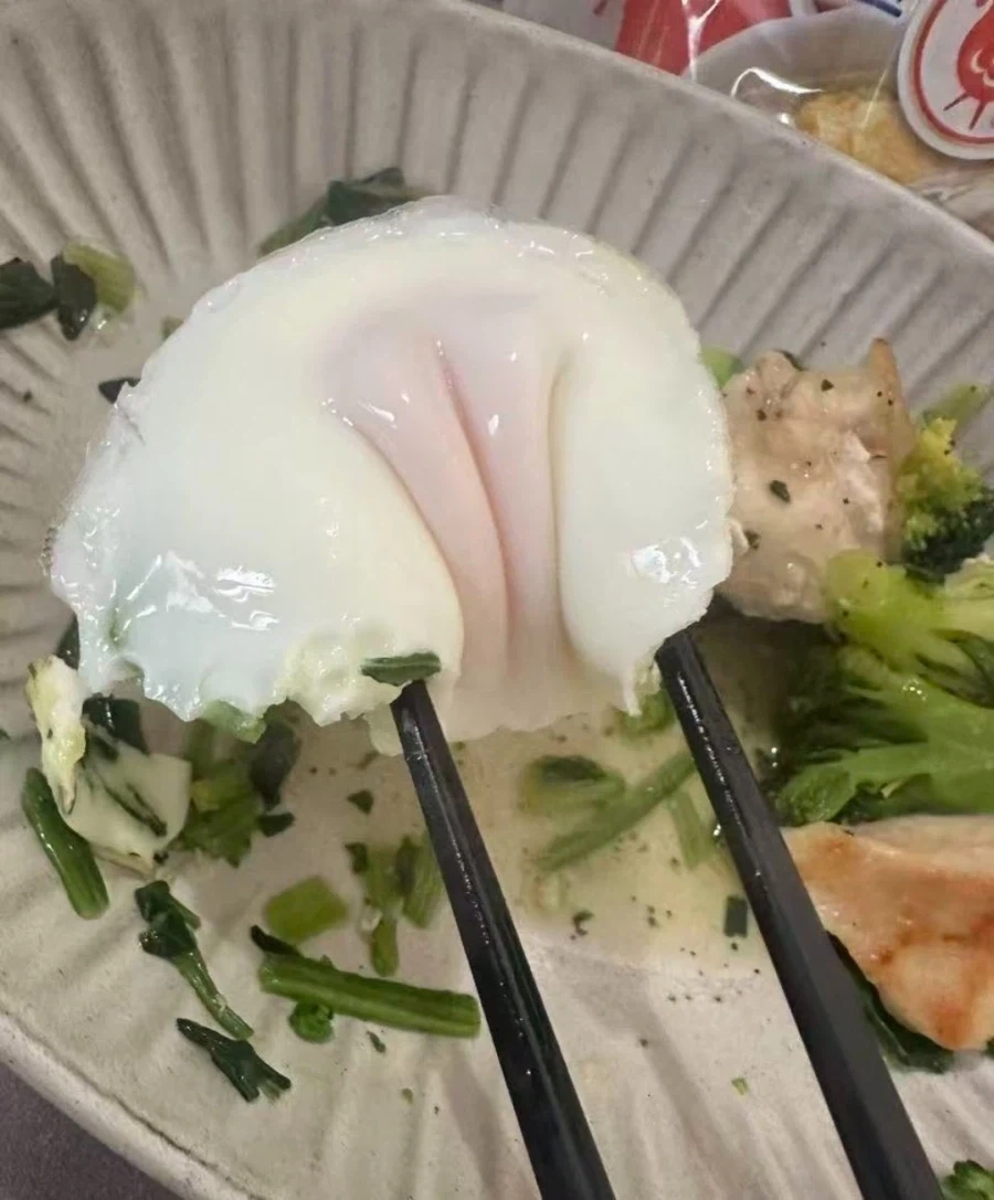 반숙계란과 엄지손가락입니다.jpg