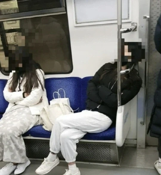 전철에서 당하면 빡치는 경우 - 이미지 3