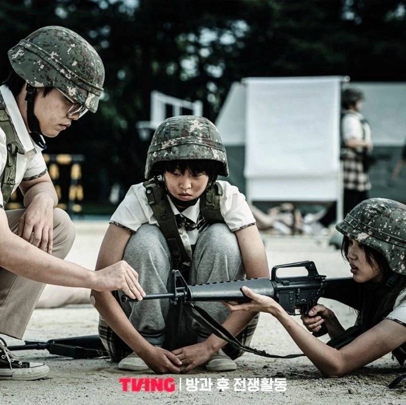 방과후 전쟁활동에 등장하는 골때리는 총기들.jpg