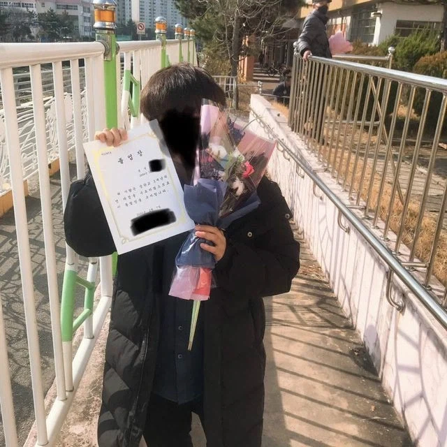 중학생 손님 졸업식에 다녀온 편의점 알바생.jpg - 이미지 3