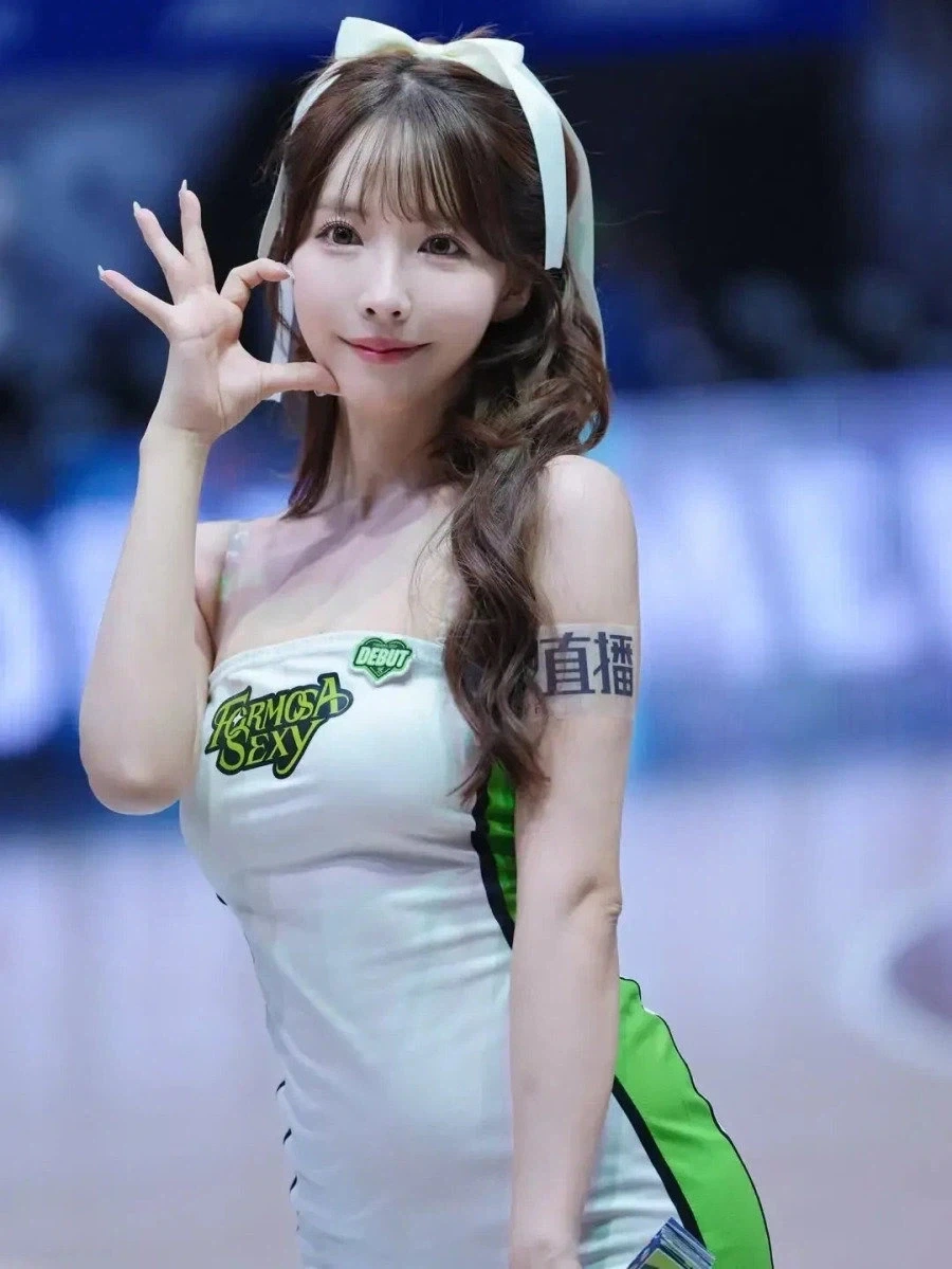 성관계 영상이 떠돌고 있는 현직 치어리더 - 이미지 2