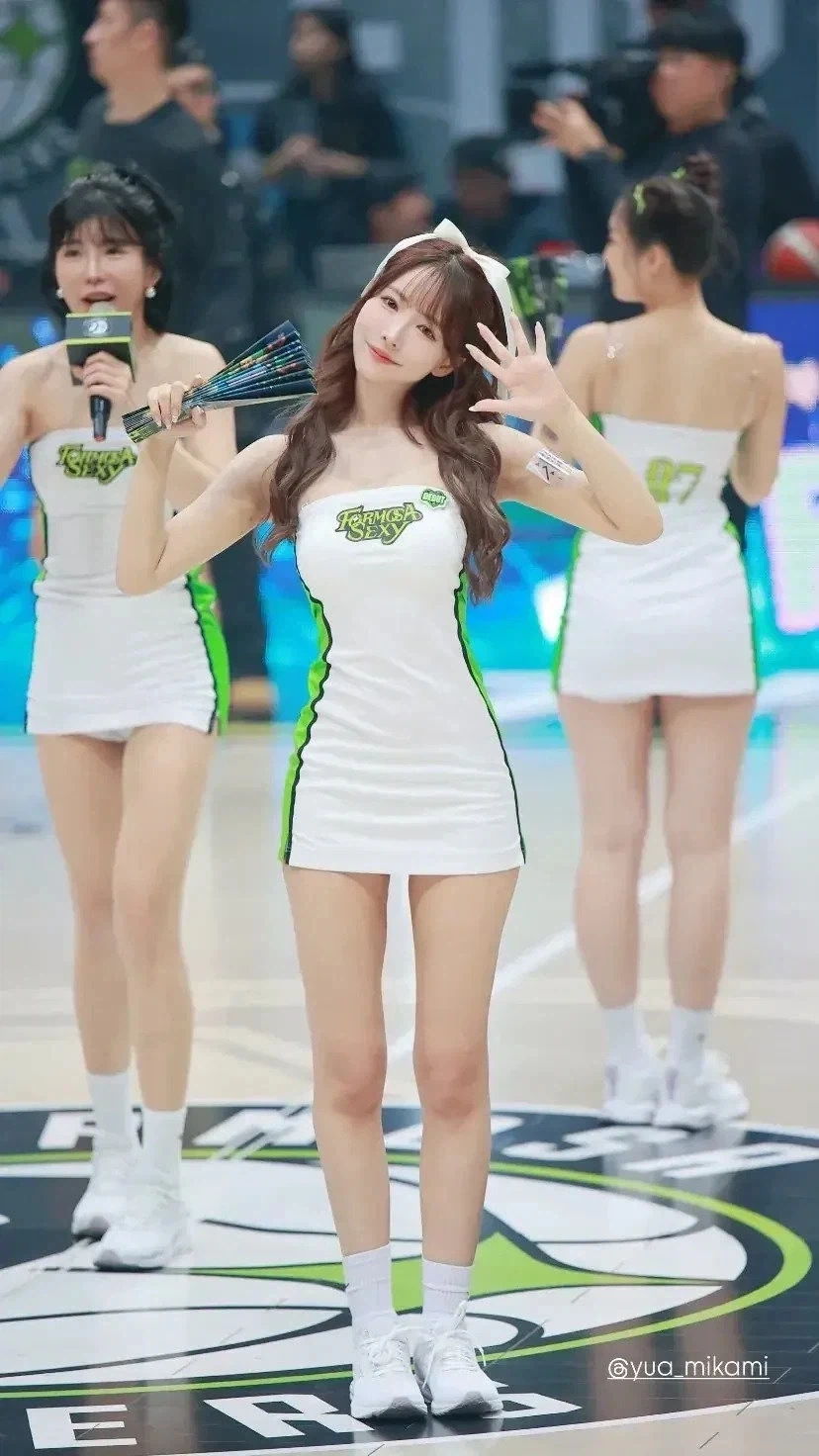 성관계 영상이 떠돌고 있는 현직 치어리더 - 이미지 8