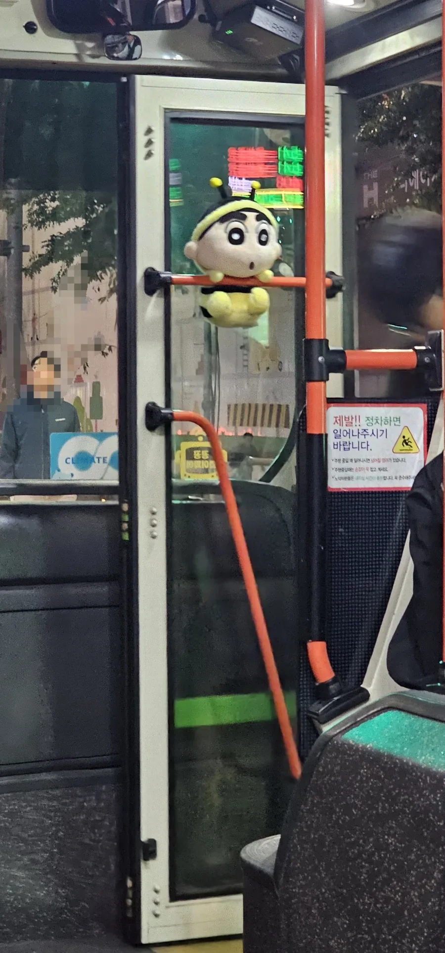 짱구가 매달린 버스 .jpg - 이미지 2