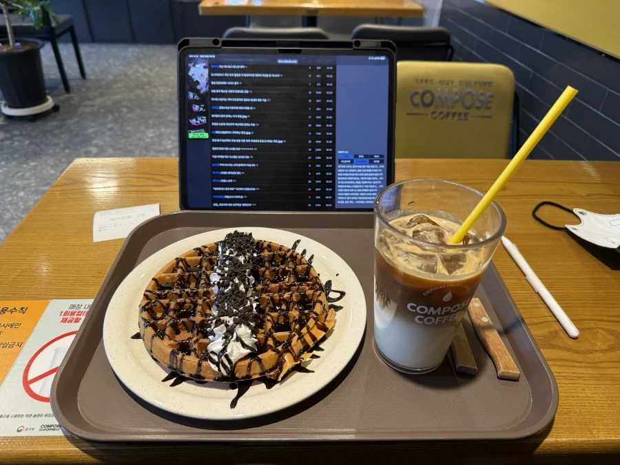 각성하러 커피 마시러 카페 왔는데
