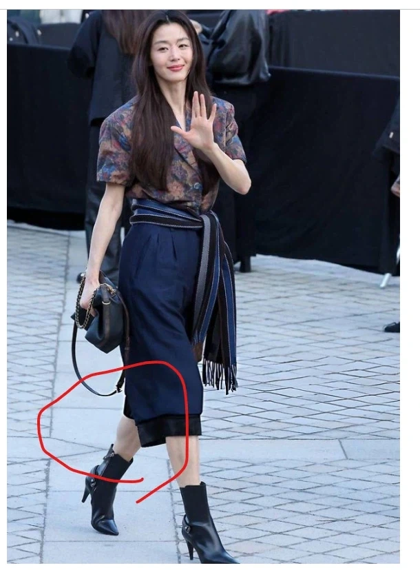 은근히 근육녀라는 전지현...