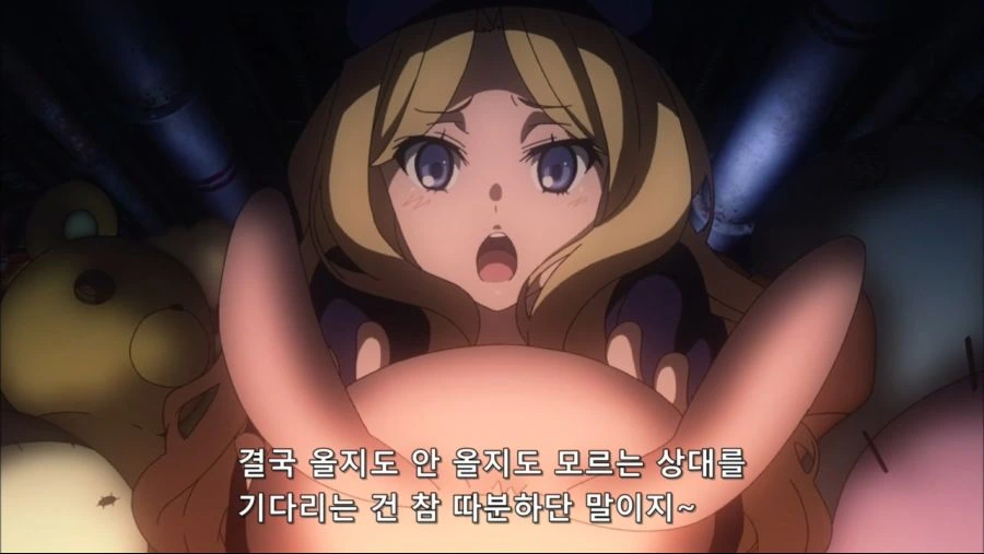 미소짓는 금발