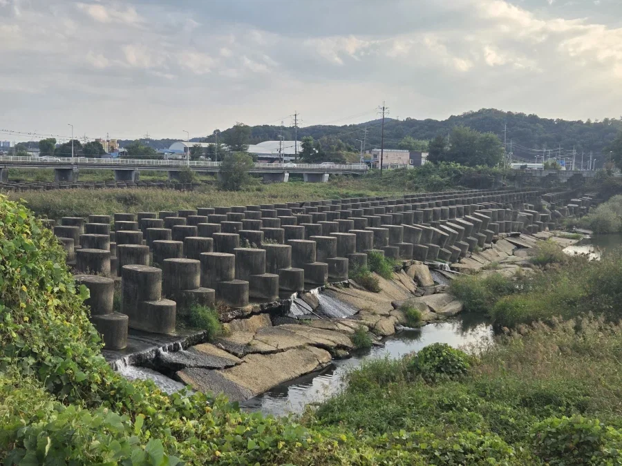 경기북부 하천가면 있는 이상한 구조물