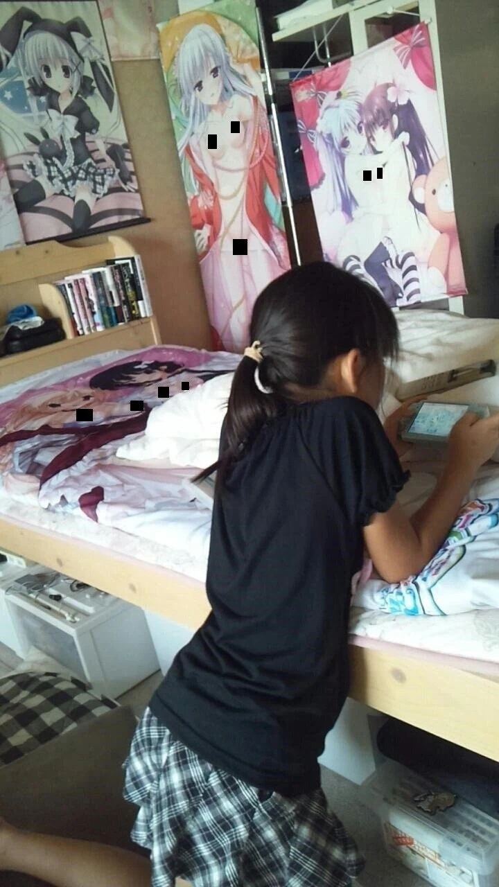 삼촌 방에서 노는 조카...