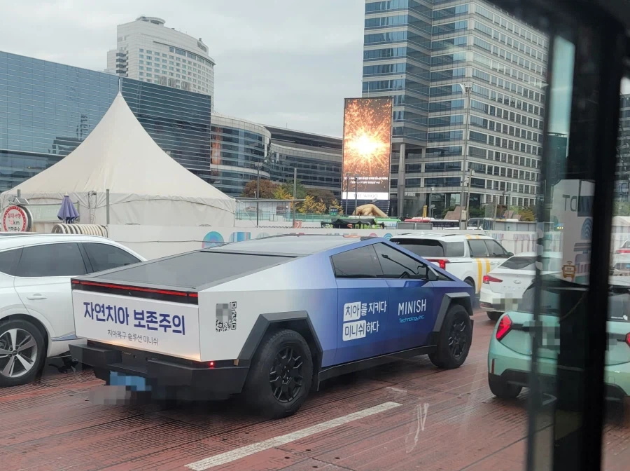 사이버 트럭은 진짜 눈길이 가더라고.