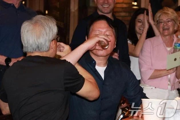 NTR 러브샷을 즐기는 금태양 최태원