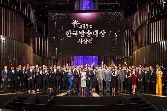 시상식에서 살인사건이 벌어졌는데 최우수상 수상자가 경찰에 체포되었다. 왜냐하면