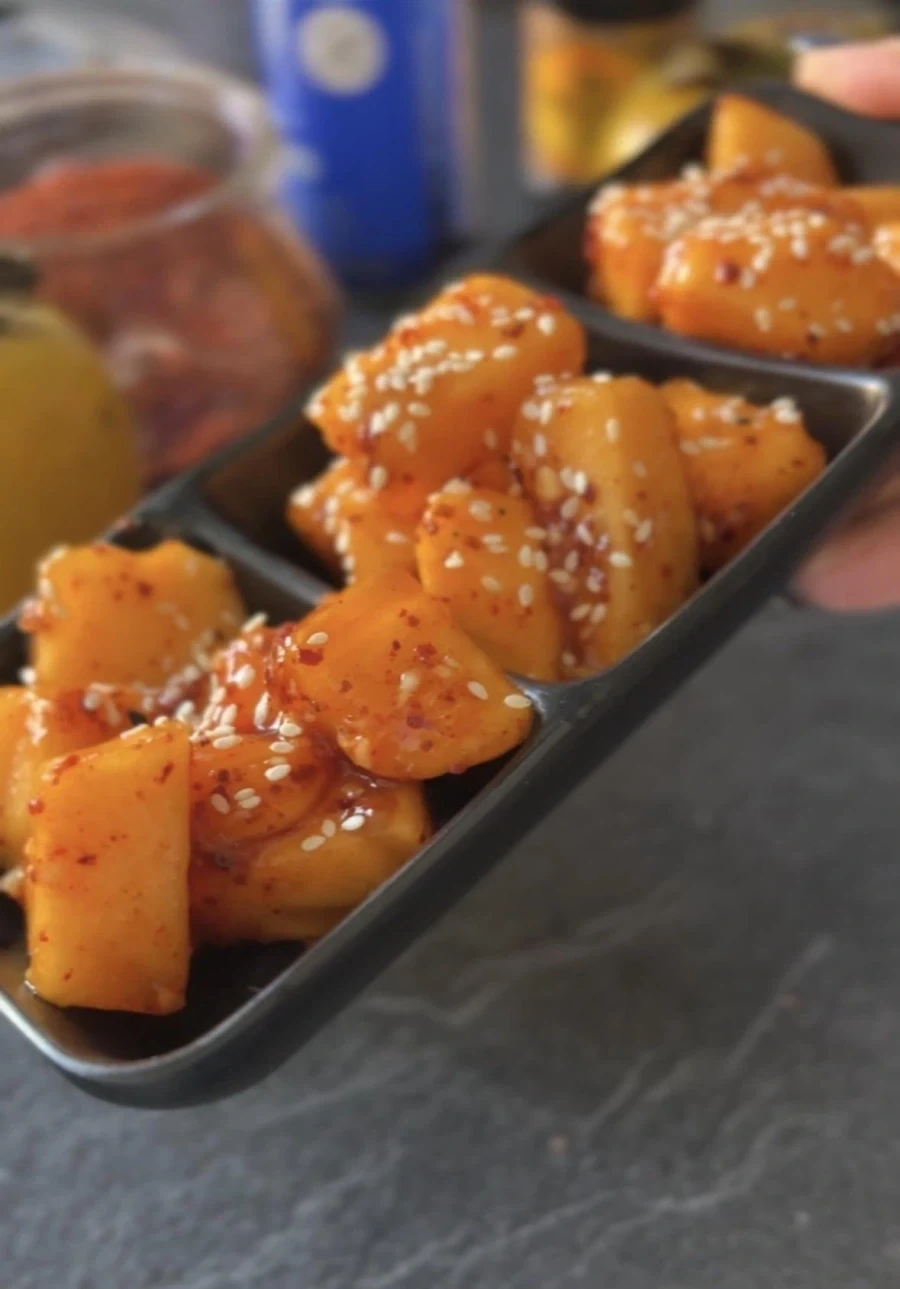 가을의 맛을 즐기는 외국인