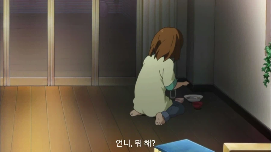 구석에서 장난치는 언니 챙기는 여동생 - 이미지 3