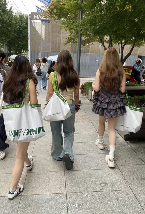 한국 관광온 외국 여자들이 꼭 들고 간다는 것.JPG - 이미지 9