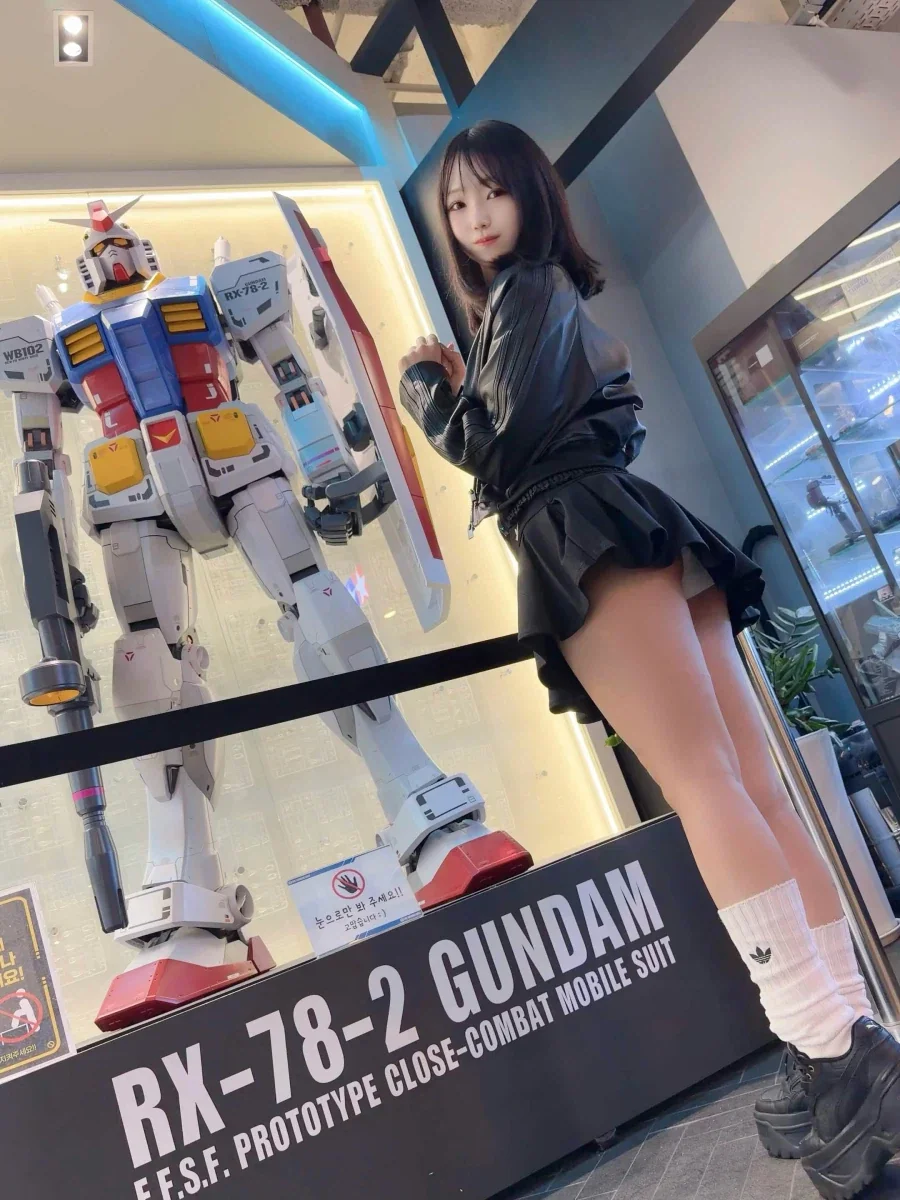 건담앞에서 사진찍는 눈나....