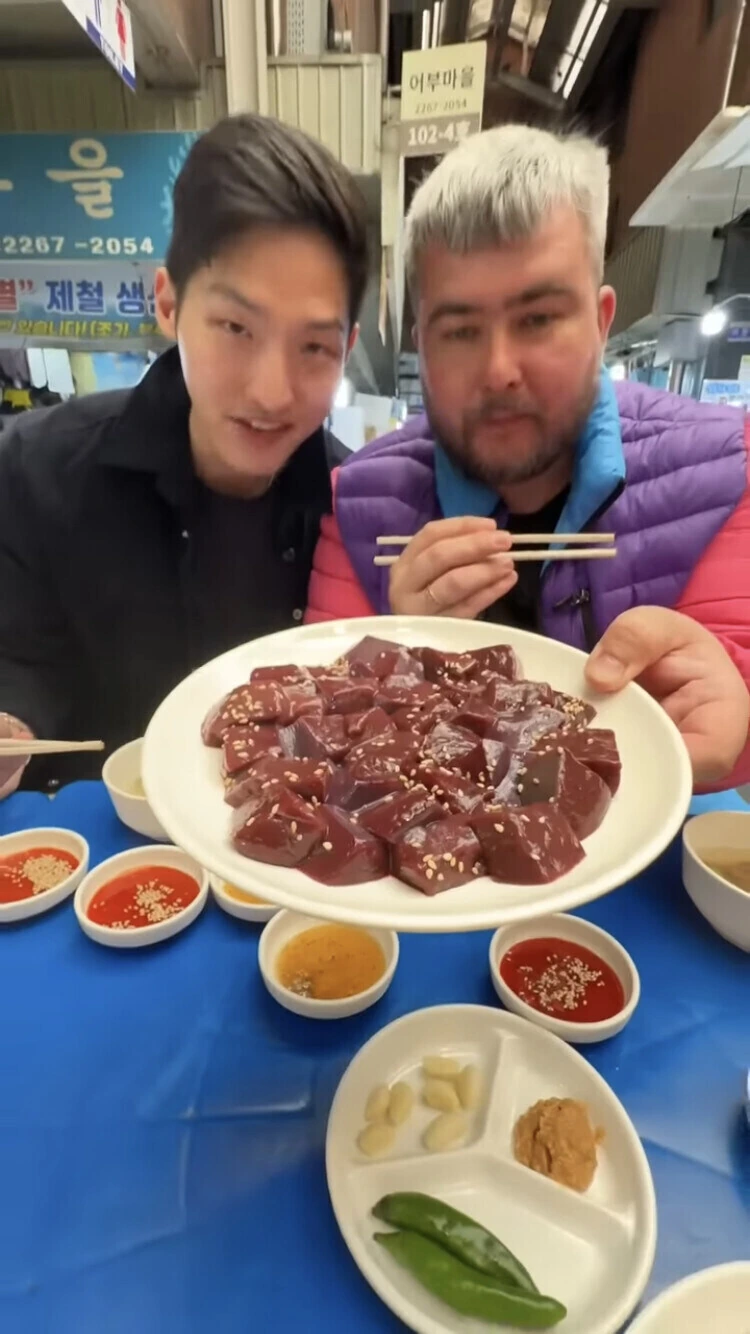 한국요리 먹뱉하는 외국인 유튜버