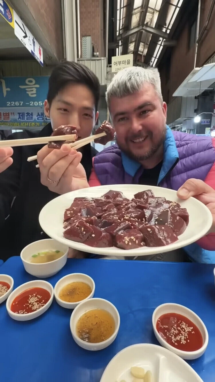 한국요리 먹뱉하는 외국인 유튜버 - 이미지 2