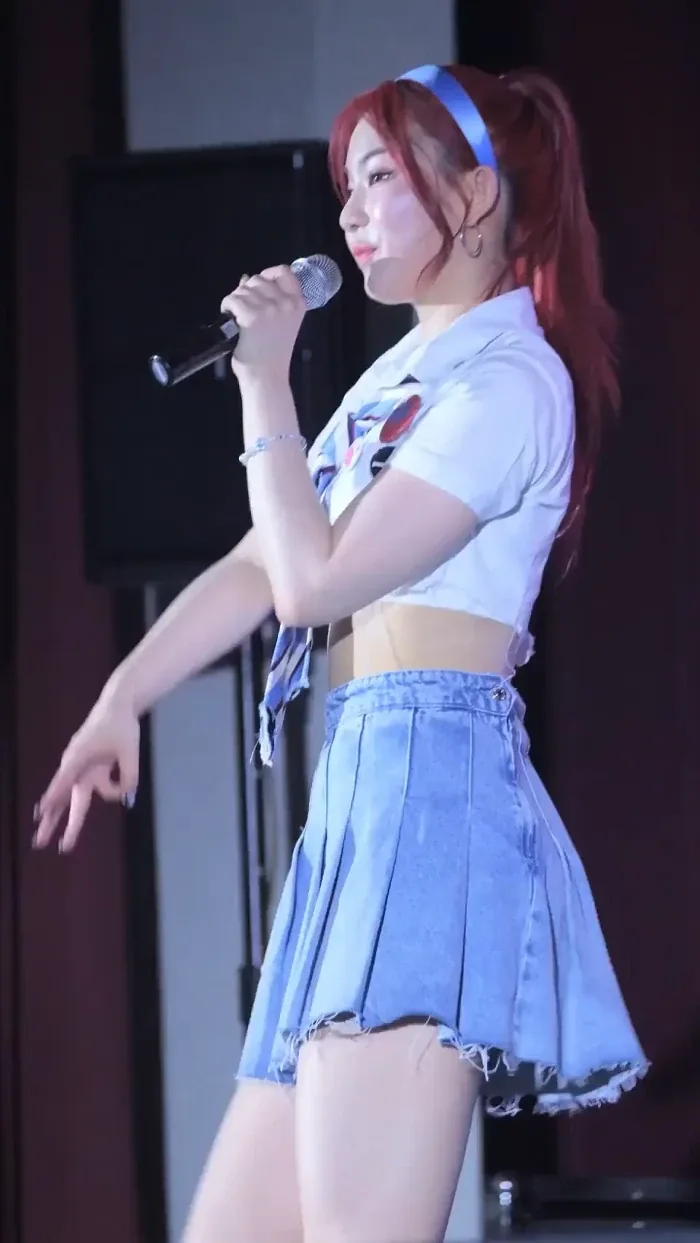 치마가 짧은 복장 gif