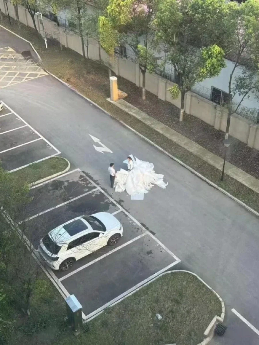 저 사람 주차장에서 웨딩드레스 입고 있어! 청혼하려나봐!